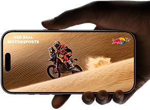 يد تحمل iPhone 17 Pro،‏ [NDA]، في الوضع الأفقي، فيديو معروض على شاشة تغطي الواجهة بالكامل يوضح عمر البطارية